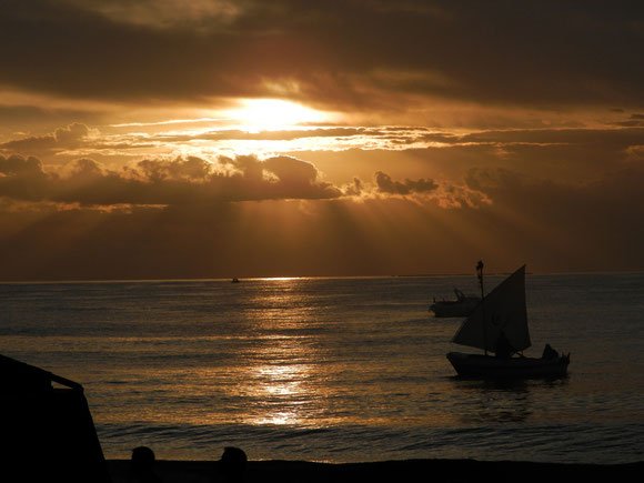 Мавританская лодка, приближающаяся к пляжу на рассвете